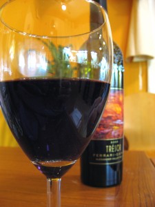 Bottle_&_glass_of_red_Bordeaux_style_blend