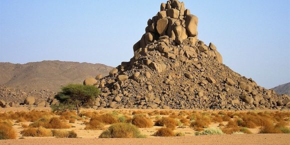 L'Algérie, plus grand pays d'Afrique, est en quête de reconnaissance internationale pour ses richesses culturelles et naturelles. L'objectif est de transformer le pays d'une destination peu prisée en un centre touristique dynamique, rivalisant avec ses voisins Maroc et Tunisie. Pour illustrer ce potentiel, découvrons l'itinéraire de l'évolution de ce secteur captivant et les efforts entrepris pour en faire une réalité.