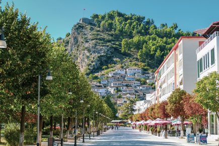 L'Albanie attise l'intérêt du monde entier par son secteur touristique en pleine expansion. Le secteur du voyage et du tourisme en Albanie avait contribué plus que jamais à l'économie du pays en 2023, atteignant presque 5,7 milliards d’euros, soit une augmentation de 37 % par rapport à 2019. Cette croissance fulgurante s'est traduite par un soutien accru à l'emploi, avec 269 000 emplois liés au tourisme, représentant un emploi sur cinq dans le pays.