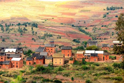 Au confluent de la nature sauvage et de traditions culturelles profondes, Madagascar émerge comme une destination touristique pleine de promesses, encore peu exploitée par rapport à son potentiel. Cette île se distingue non seulement par sa biodiversité exceptionnelle, mais aussi par ses paysages et son héritage culturel riche. En dépit de la croissance constante du secteur, Madagascar reste un pays méconnu, où chaque expérience offre une immersion authentique et inédite.