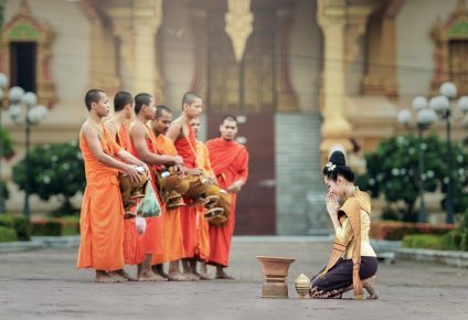 Le Laos, petit pays d'Asie du Sud-Est, cherche à faire du tourisme un moteur majeur de son économie. En juillet 2024, une série d'initiatives ont été introduites pour attirer plus de visiteurs étrangers, notamment des exemptions de visa, l'extension de la durée de séjour et l'amélioration de l'infrastructure touristique. Ces mesures visent à faire du Laos une destination incontournable pour les touristes internationaux.