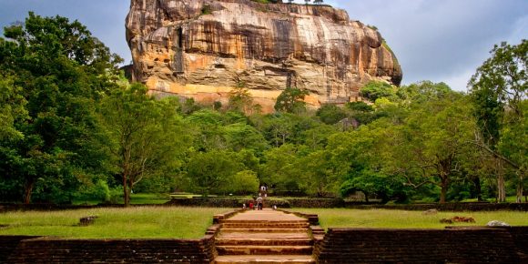 <p>Vous souhaitez vous offrir un voyage au Sri Lanka ? Étudiez attentivement le climat de l’île avant de prendre vos billets. En effet, le Sri Lanka est situé à moins de 1000 km au nord de l’équateur. De par cette situation géographique, les températures y sont relativement stables tout au long de l’année. </p>