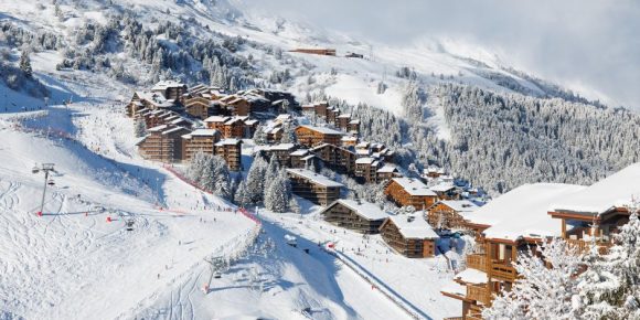 <p>Les premiers flocons ne sont pas encore tombés, mais vous rêvez déjà de poudreuse, de moments chaleureux et de journées au grand air ? Les Alpes françaises ont le don de faire vibrer petits et grands, skieurs et amateurs de panoramas enneigés. Avec les forfaits des 3 Vallées et de Méribel, par exemple, vous vous offrez la liberté de profiter de l’intégralité de ces stations et de savourer la magie d’un séjour hivernal en altitude. </p>