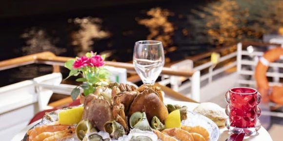 <p>Ceux qui souhaitent vivre ce moment hors du temps peuvent par exemple découvrir un dîner croisière à Paris, une manière originale de mêler découverte de la capitale et plaisir de la table. En quelques heures, la croisière transforme une simple soirée à Paris en véritable parenthèse au fil de l’eau.</p>