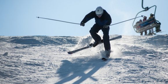<p>À Valmeinier, le choix du matériel ne se résume pas à une question de gamme. Le domaine Galibier-Thabor déroule 160 km de pistes entre 1 430 et 2 750 mètres d'altitude, avec des secteurs accessibles aux débutants et des rouges ou noires capables de solliciter les skieurs les plus aguerris. Pour profiter de cette variété sans se fatiguer inutilement, skis, chaussures et réglages doivent surtout correspondre au niveau réel du pratiquant.À Valmeinier, le choix du matériel ne se résume pas à une question de gamme. Le domaine Galibier-Thabor déroule 160 km de pistes entre 1 430 et 2 750 mètres d'altitude, avec des secteurs accessibles aux débutants et des rouges ou noires capables de solliciter les skieurs les plus aguerris. Pour profiter de cette variété sans se fatiguer inutilement, skis, chaussures et réglages doivent surtout correspondre au niveau réel du pratiquant.À Valmeinier, le choix du matériel ne se résume pas à une question de gamme. Le domaine Galibier-Thabor déroule 160 km de pistes entre 1 430 et 2 750 mètres d'altitude, avec des secteurs accessibles aux débutants et des rouges ou noires capables de solliciter les skieurs les plus aguerris. Pour profiter de cette variété sans se fatiguer inutilement, skis, chaussures et réglages doivent surtout correspondre au niveau réel du pratiquant.</p>